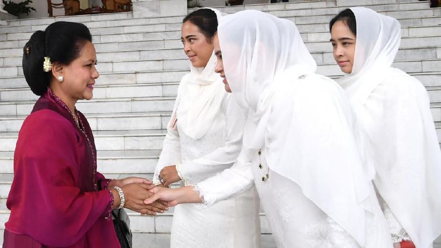 Jokowi berharap kunjungan Sultan Abdullah mempererat hubungan antara Indonesia dan Malaysia.