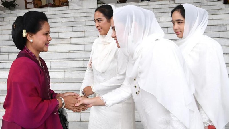 Jokowi berharap kunjungan Sultan Abdullah mempererat hubungan antara Indonesia dan Malaysia.