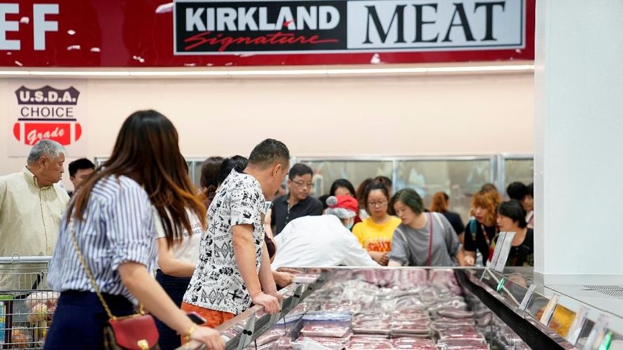 Toko Costco pertama di China ini sangat populer sehingga harus tutup lebih awal pada hari pertama karena terlalu banyak pembeli.