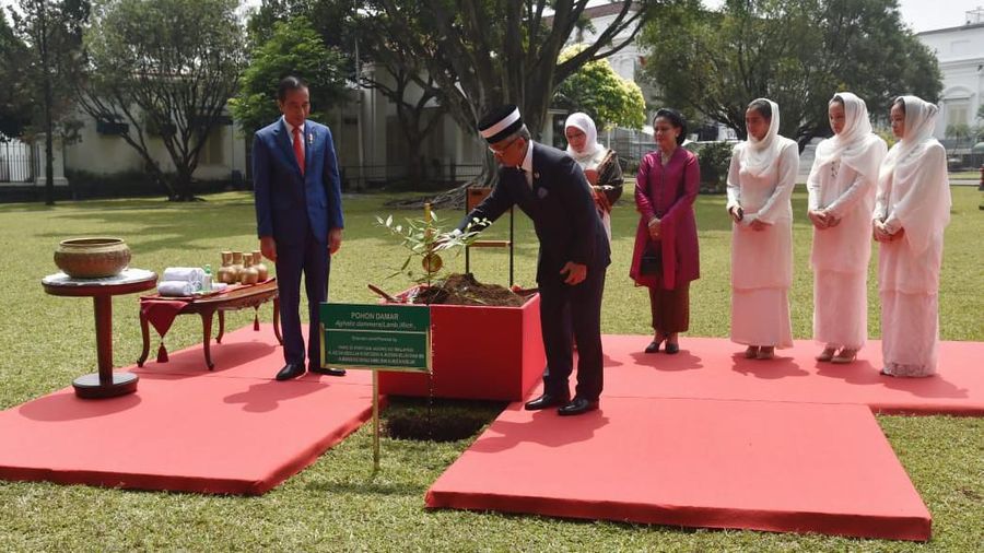 Jokowi berharap kunjungan Sultan Abdullah mempererat hubungan antara Indonesia dan Malaysia.