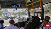 Calon bus listrik Transjakarta diuji coba di rute Bundaran Senayan-Monas. (CNN Indonesia/Adhi Wicaksono)