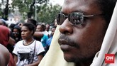 Di Surabaya, aksi pengepungan diwarnai dugaan tindakan rasialisme terhadap mahasiswa Papua. Insiden ini kemudian memicu demo dan kerusuhan di sejumlah kota di Papua seperti di Manokwari, Sorong, Fakfak. (CNN Indonesia/Andry Novelino)