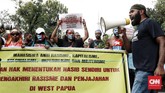 Unjuk rasa di depan Mabes TNI AD itu mengusung sejumlah tuntutan. Salah satunya adalah tuntutan menggelar referendum di Bumi Cenderawasih dan mengakhiri praktik rasialisme terhadap orang Papua. (CNN Indonesia/Andry Novelino)