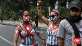 Para pemuda yang menggelar demonstrasi di Mabes TNI AD mengenakan beragam atribut. Bahkan ada yang mewarnai tubuhnya dengan corak bendera Bintang Kejora. Bintang Kejora adalah bendera yang biasa digunakan oleh organisasi Papua Merdeka. (CNN Indonesia/Andry Novelino)