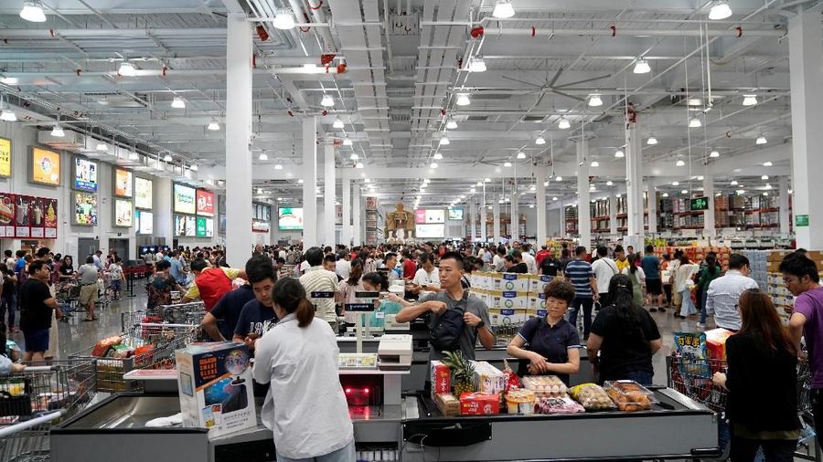 Toko Costco pertama di China ini sangat populer sehingga harus tutup lebih awal pada hari pertama karena terlalu banyak pembeli.