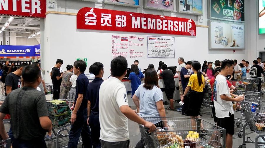 Toko Costco pertama di China ini sangat populer sehingga harus tutup lebih awal pada hari pertama karena terlalu banyak pembeli.