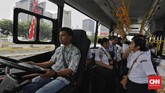 Bus dengan memiliki panjang 12 m, lebar 2,5 m, tinggi 3,72 m, dan wheelbase 6,1 m muat 60 penumpang. (CNN Indonesia/Adhi Wicaksono)