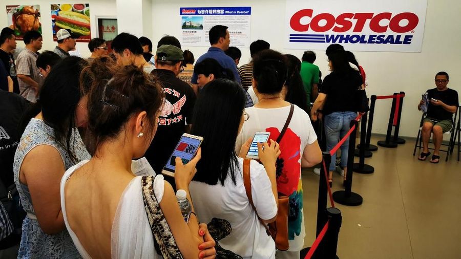 Toko Costco pertama di China ini sangat populer sehingga harus tutup lebih awal pada hari pertama karena terlalu banyak pembeli.
