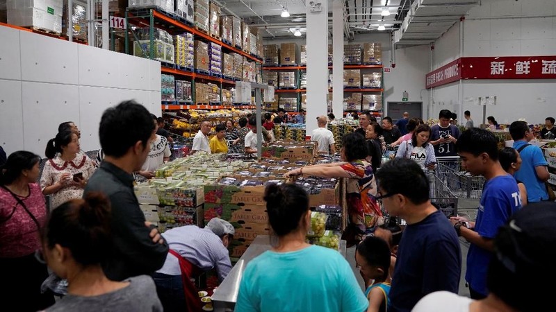 Toko Costco pertama di China ini sangat populer sehingga harus tutup lebih awal pada hari pertama karena terlalu banyak pembeli.