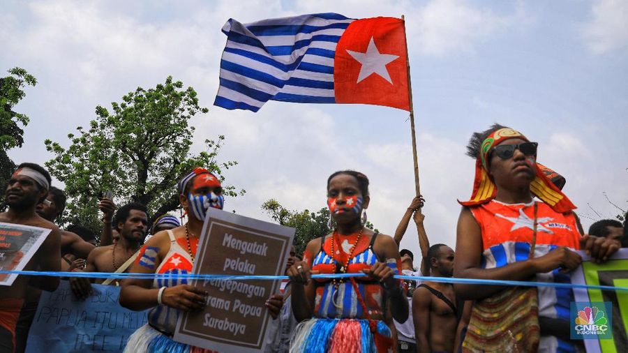 Polda Metro Jaya menangkap dua mahasiswa Papua yang diduga terlibat dalam aksi pengibaran bendera Bintang Kejora