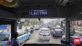 Bila baterai terisi penuh bus sanggup menjelajah hingga 300 km. (CNN Indonesia/Adhi Wicaksono)