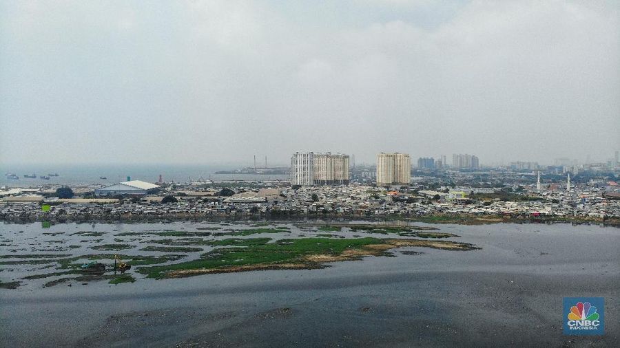 Suasana alat berat melakukan pengerukan lumpur di Waduk Pluit, Jakarta Utara, Kamis (29/8/2019). (CNBC Indonesia/Andrean Kristianto)