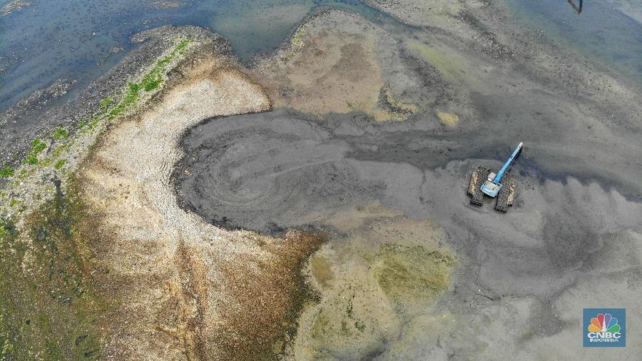 Kemarau panjang menyebabkan beberapa waduk di Jakarta mulai mengering salah satunya adalah waduk Pluit, Penjaringan, Jakarta Utara.