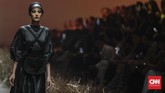 Hian Tjen mengadaptasi warna-warna The Amish yang serba 'plain' seperti broken white, krem, abu-abu, hijau lumut dan nude. (CNN Indonesia/Bisma Septalisma)