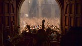Di akhir perayaan Cipotegato, para peserta coba memasuki balai kota di suatu desa kecil di Tarazona, Spanyol bagian utara. (AP Photo/Alvaro Barrientos)