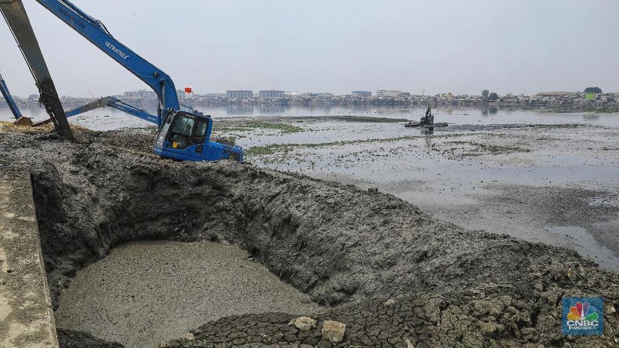 Kemarau panjang menyebabkan beberapa waduk di Jakarta mulai mengering salah satunya adalah waduk Pluit, Penjaringan, Jakarta Utara.