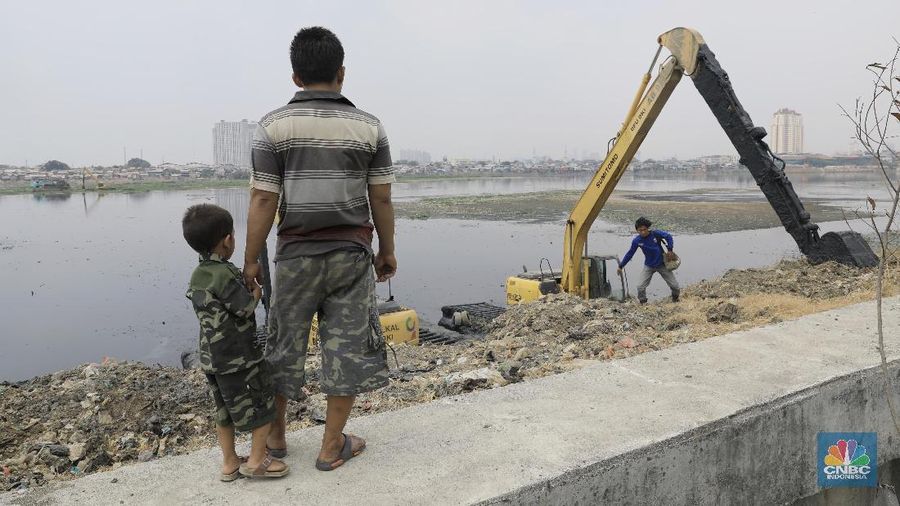 Kemarau panjang menyebabkan beberapa waduk di Jakarta mulai mengering salah satunya adalah waduk Pluit, Penjaringan, Jakarta Utara.