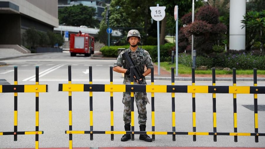 Tentara Tentara Pembebasan Rakyat Tiongkok (PLA) menjaga pintu masuk ke markas PLA Hong Kong Garrison di Distrik Pusat Bisnis di Hong Kong, Cina, 29 Agustus 2019. REUTERS / Anushree Fadnavis