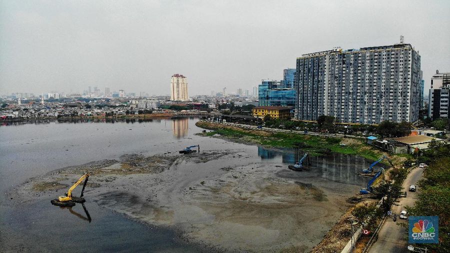 Kemarau panjang menyebabkan beberapa waduk di Jakarta mulai mengering salah satunya adalah waduk Pluit, Penjaringan, Jakarta Utara.