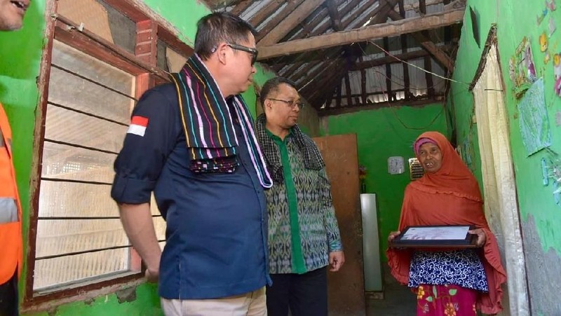 Kementerian ESDM sambungkan listrik ke rumah tangga tak mampu di NTB. Sambungan listrik ini hasil patungan ribuan para pegawai ESDM yang terkumpul dalam 2 pekan