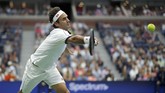 Roger Federer sempat kalah 3-6 di set pertama. (AP Photo/Eduardo Munoz Alvarez)