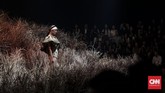 Tetap dengan sentuhan femininnya, dia menghadirkan dress bersiluet longgar maupun body con. Konsep mix and match antara rok, atasan, jumpsuit maupun outer atau luaran. (CNN Indonesia/Bisma Septalisma)