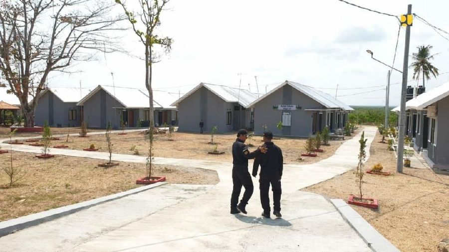 Setiap unit Rusus juga telah dilengkapi meubelair seperti tempat tidur, meja dan kursi makan, lemari pakaian dan sofa.