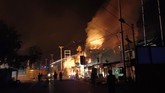 Kerusuhan yang terjadi sejak siang hari berlangsung hingga menjelang malam. Belum ada keterangan resmi dan lengkap dari pemerintah atas kerusuhan di Jayapura hari ini. (ANTARA FOTO/Indrayadi TH)