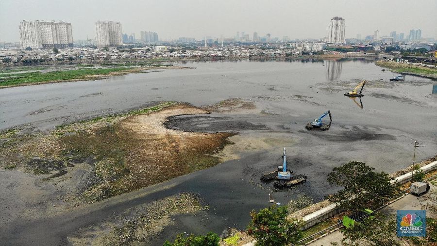 Kemarau panjang menyebabkan beberapa waduk di Jakarta mulai mengering salah satunya adalah waduk Pluit, Penjaringan, Jakarta Utara.