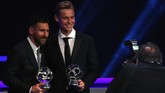 Dua pemain Bracelona Lionel Messi dan Frenkie de Jong pose bersama ketika Penghargaan Pemain Terbaik Liga Champions 2018/2019. (Valery HACHE / AFP)
