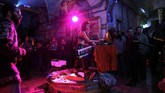Pertunjukkan tari, pesta hipster, dan band punk hardcore di Jerusalem Barat tampaknya merupakan dunia yang terpisah dari wilayah ultra Ortodoks Yahudi atau di area timur kota. (REUTERS/Ronen Zvulun)