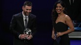 Lionel Messi menerima penghargaan penyerang terbaik Liga Champions 2018/2019 dengan mengalahkan Cristiano Ronaldo dan Sadio Mane. (Valery HACHE / AFP)