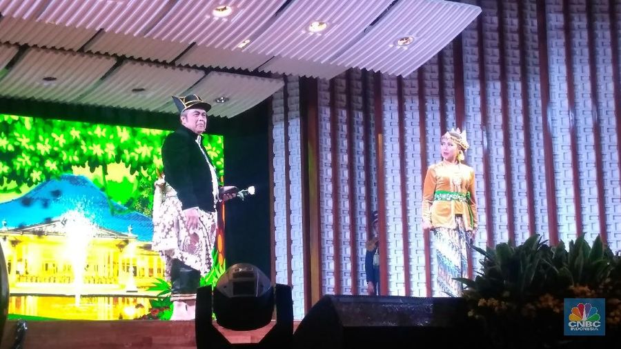 Gubernur BI Perry Warjiyo melakoni peran sebagai Sultan Agung dalam pertunjukan ketoprak