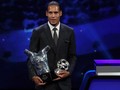 FOTO: Van Dijk Kalahkan Messi dan Ronaldo