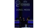 Lionel Messi ketika menerima penghargaan penyerang terbaik Liga Champions 2018/2019. Cristiano Ronaldo gagal mendapat penghargaan setelah gelar Pemain Terbaik Eropa 2019 direbut Virgil van Dijk. (Valery HACHE / AFP)