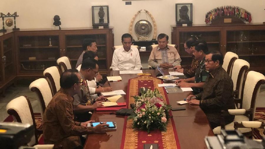Jokowi menegaskan tak ada toleransi bagi perusuh.