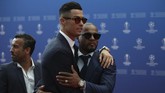Cristiano Ronaldo bertemu dengan mantan rekan setimnya di Manchester United, Patrice Evra, saat tiba di Grimaldi Forum. (AP Photo/Daniel Cole)