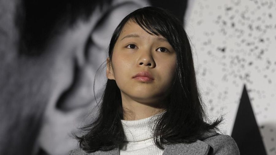 Milenial berusia 22 tahun ini merupakan salah satu pemimpin demonstrasi massa pro demokrasi di Hong Kong yang terjadi selama hampir 3 bulan ini.