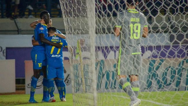 Hasil Liga 1: Persib Kalahkan Persebaya 4-1