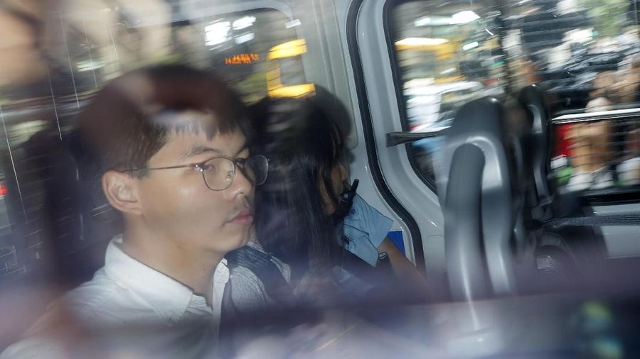 Milenial berusia 22 tahun ini merupakan salah satu pemimpin demonstrasi massa pro demokrasi di Hong Kong yang terjadi selama hampir 3 bulan ini.