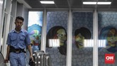 Lukisan yang dipajang bukan hanya gambar imajinasi sang pembuat, tetapi juga potret sejumlah tokoh. (CNN Indonesia/Bisma Septalisma)