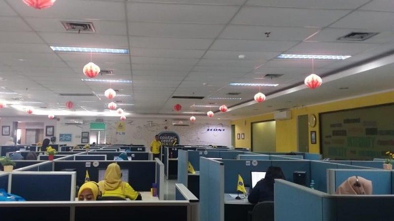 PLN mencatat, layanan customer service mereka di PLN 123 pada hari normal bisa mencapai 36 ribu panggilan telepon, artinya sekitar 4000 panggilan per jam.
