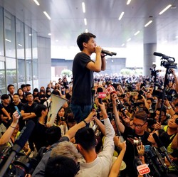 Aktivis Pro Demokrasi Hong Kong Tony Chung Ditahan