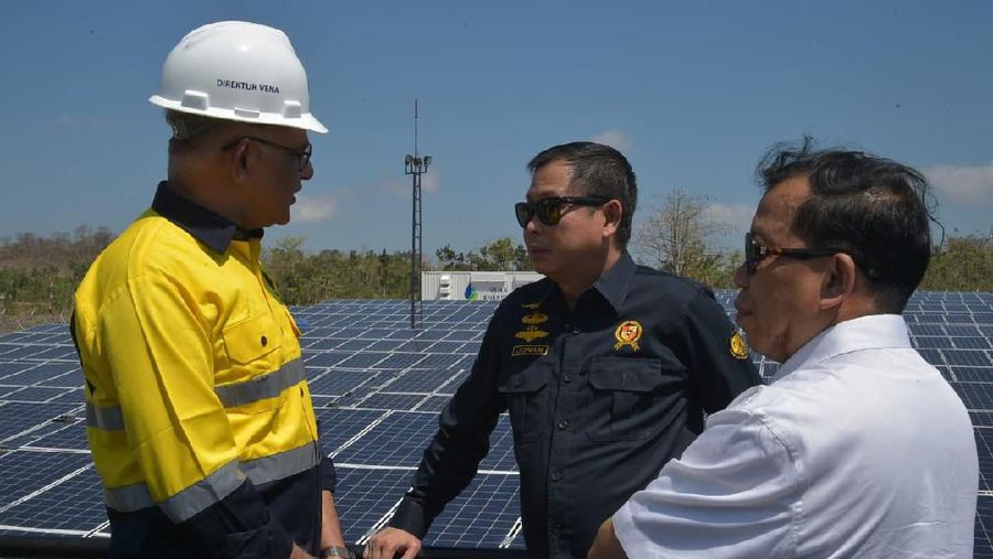Menteri Jonan juga melakukan peninjauan dan penyalaan sambungan listrik gratis di beberapa rumah tangga kurang mampu.