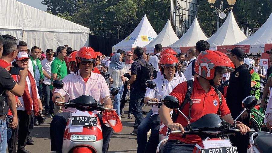 Luhut Binsar Pandjaitan mengajak masyarakat Indonesia khususnya di kota besar mulai beralih ke kendaraan listrik.