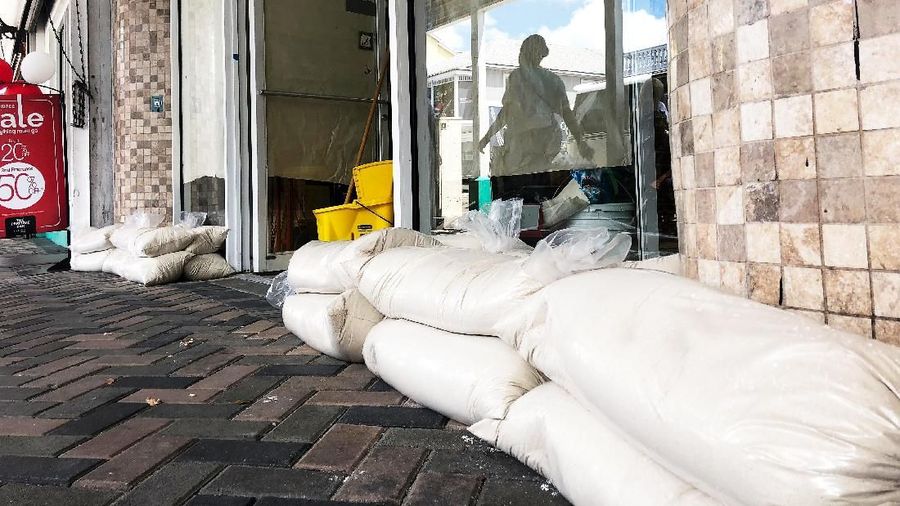 Badai kategori 4 sebagaimana digambarkan para pakar, bisa membuat kerusakan parah, menghancurkan rumah dan toko, merobohkan jalan, pohon dan saluran listrik.