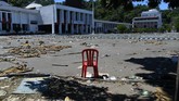 Kondisi halaman Kantor Gubernur Papua pascaunjuk rasa warga di Jayapura, Papua, Sabtu (31/8). Ratusan siswa sekolah dasar juga dikerahkan untuk membersihkan kota dari sisa-sisa kerusuhan. (ANTARA FOTO/Zabur Karuru).