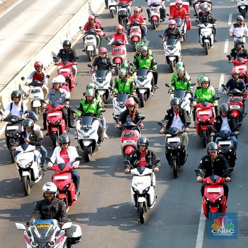 Buset, 4 Menteri Jokowi Konvoi Naik Motor Listrik di Monas-HI