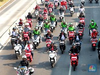 Buset, 4 Menteri Jokowi Konvoi Naik Motor Listrik di Monas-HI
