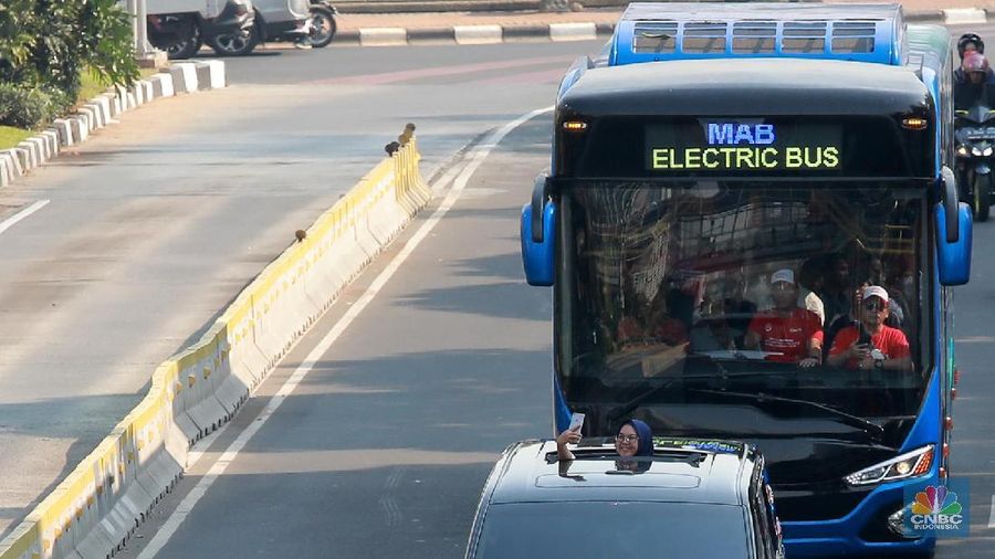 Angkutan umum akan diwajibkan memakai kendaraan listrik.